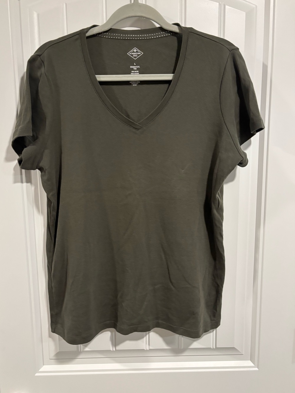 NWOT St John’s Bay Women’s v neck T-shirt 
Size L
Olive green